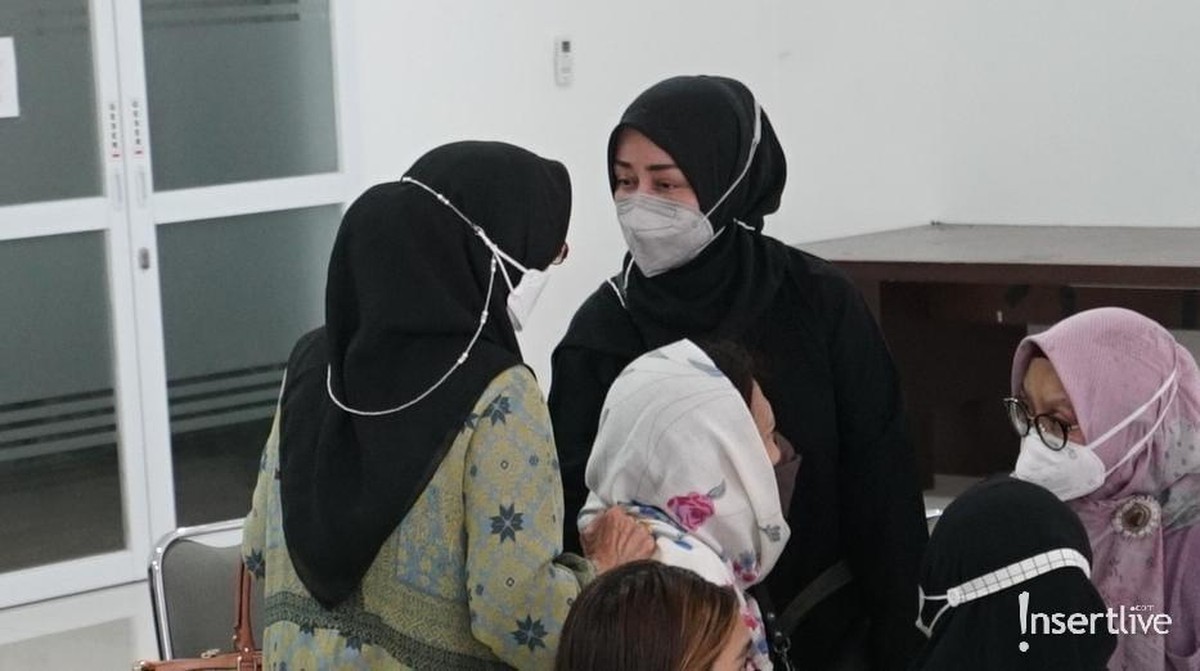 Chintami Atmanegara datang ke rumah duka memberi pelukan untuk istri Oddie Agam yang berduka&period; Yuk intip&excl;