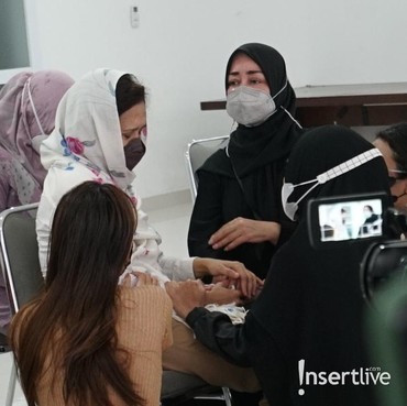 6 Foto Pelukan Chintami Atmanegara untuk Istri Oddie Agam yang Berduka