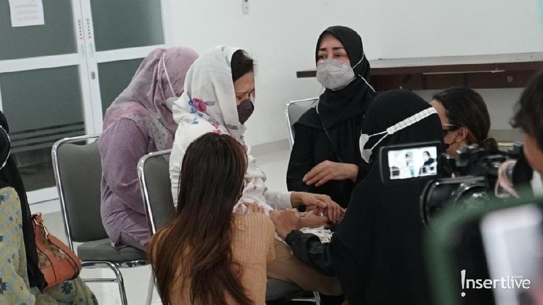 5 Foto Pelukan Chintami Atmanegara Untuk Istri Oddie Agam yang Berduka Chintami Atmanegara datang ke rumah duka memberi pelukan untuk istri Oddie Agam yang berduka. Yuk intip!