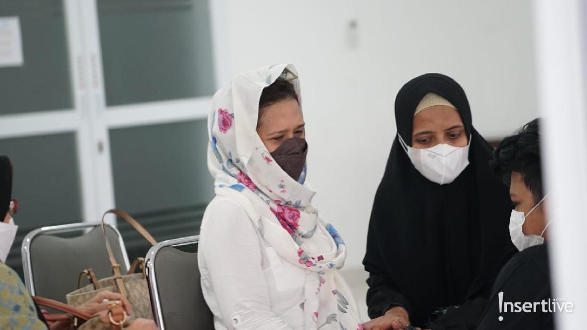 Chintami Atmanegara datang ke rumah duka memberi pelukan untuk istri Oddie Agam yang berduka&period; Yuk intip&excl;