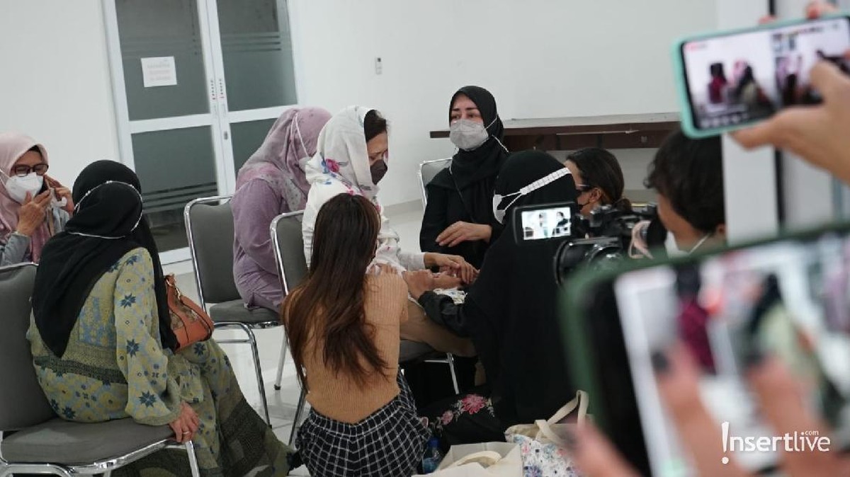 Chintami Atmanegara datang ke rumah duka memberi pelukan untuk istri Oddie Agam yang berduka&period; Yuk intip&excl;