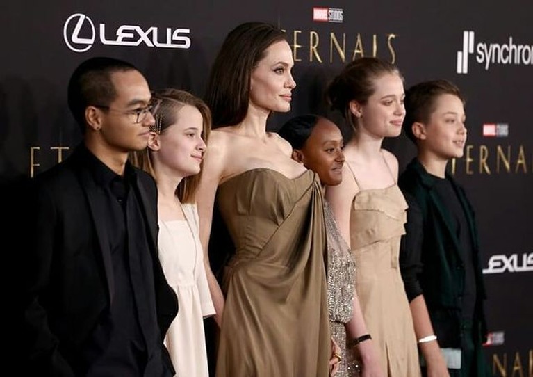 6 Gaya Angelina Jolie Bareng Anak-anaknya di Karpet Merah Film 'ETERNALS' Gaya Angelina Jolie Bareng Anak-anaknya di Karpet Merah Film 'ETERNALS'