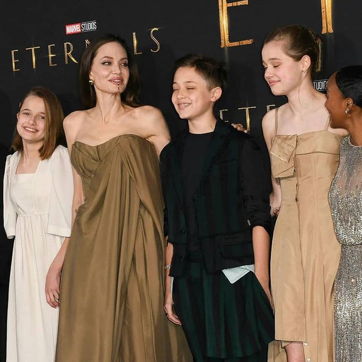 Gaya Angelina Jolie Bareng Anak-anaknya di Karpet Merah Film 'ETERNALS'