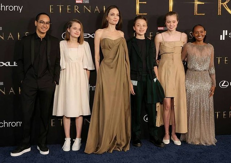 6 Gaya Angelina Jolie Bareng Anak-anaknya di Karpet Merah Film 'ETERNALS' Gaya Angelina Jolie Bareng Anak-anaknya di Karpet Merah Film 'ETERNALS'