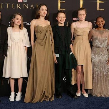 6 Gaya Angelina Jolie Bareng Anak-anaknya di Karpet Merah Film 'Eternals'