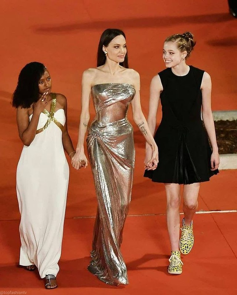 6 Gaya Angelina Jolie Bareng Anak-anaknya di Karpet Merah Film 'ETERNALS' Gaya Angelina Jolie Bareng Anak-anaknya di Karpet Merah Film 'ETERNALS'