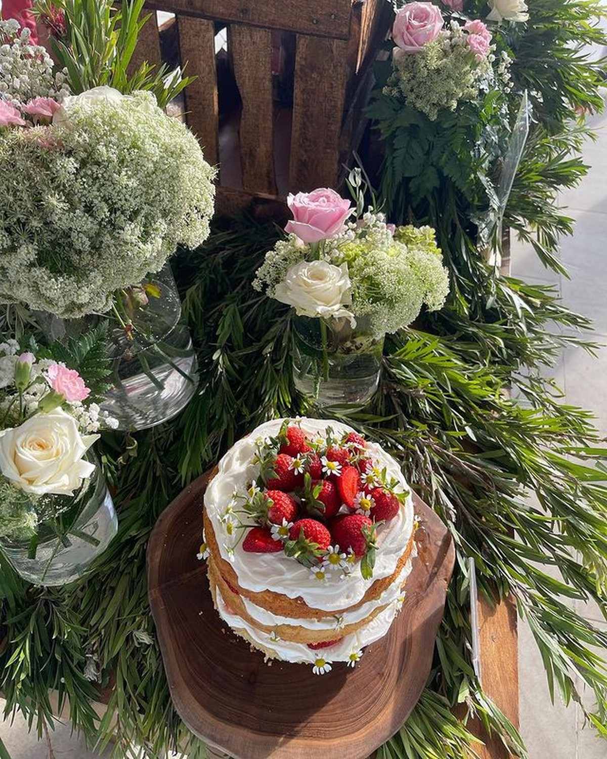 Chelsea Islan sedang diliputi rasa bahagia usai dilamar oleh sang kekasih&comma; Rob Clinton Kardinal pada Selasa &lpar;26&sol;10&rpar;&period; Yuk intip&excl;