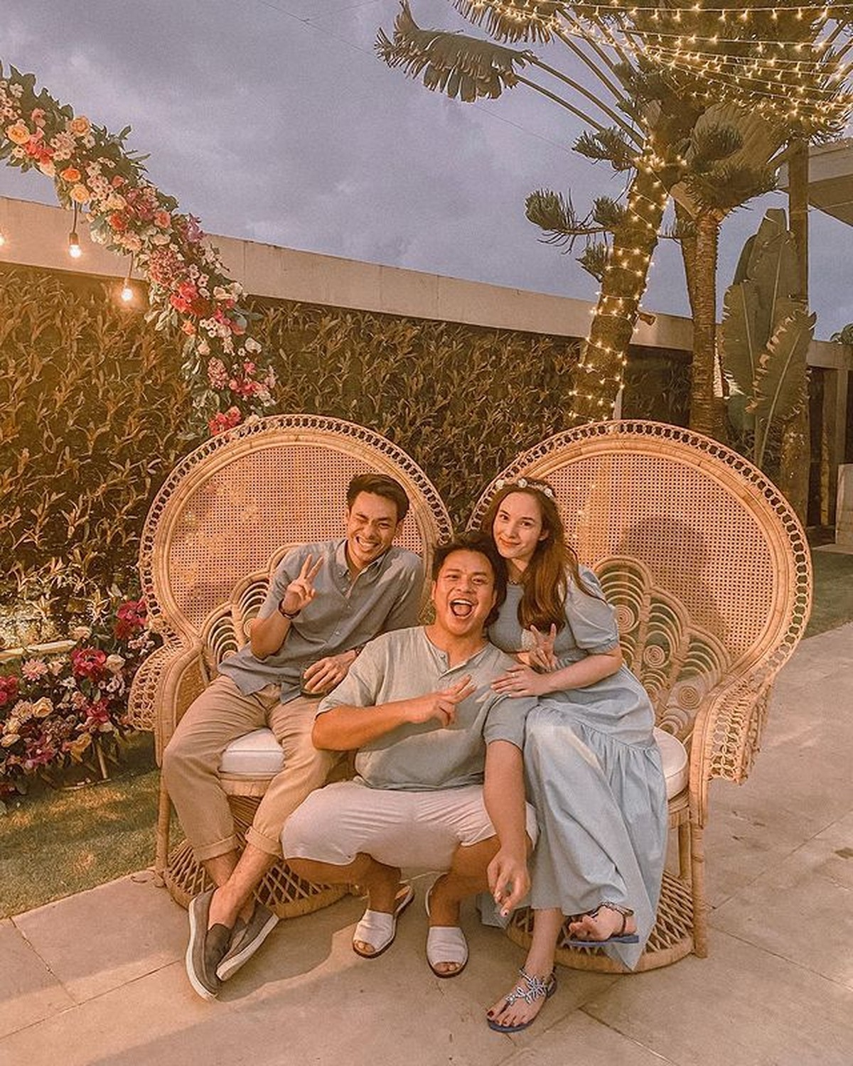 Chelsea Islan sedang diliputi rasa bahagia usai dilamar oleh sang kekasih&comma; Rob Clinton Kardinal pada Selasa &lpar;26&sol;10&rpar;&period; Yuk intip&excl;