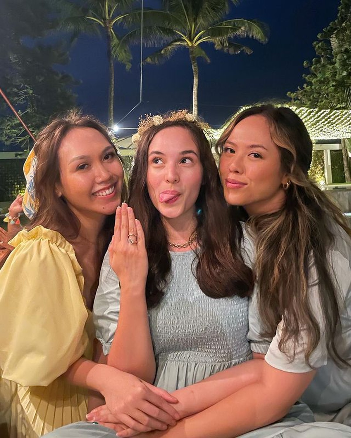 Chelsea Islan sedang diliputi rasa bahagia usai dilamar oleh sang kekasih&comma; Rob Clinton Kardinal pada Selasa &lpar;26&sol;10&rpar;&period; Yuk intip&excl;