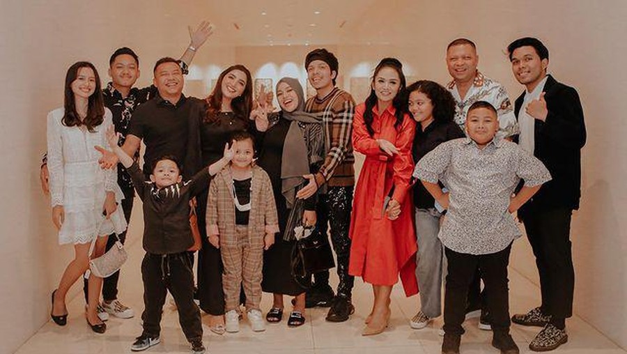 7 Potret Langka Keluarga Anang Hermansyah & Keluarga Krisdayanti Kumpul Bareng Momen langka keluarga Anang Hermansyah dan keluarga Krisdayanti kumpul makan malam bareng. Yuk intip!