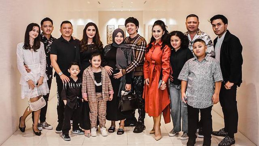 7 Potret Langka Keluarga Anang Hermansyah & Keluarga Krisdayanti Kumpul Bareng Momen langka keluarga Anang Hermansyah dan keluarga Krisdayanti kumpul makan malam bareng. Yuk intip!