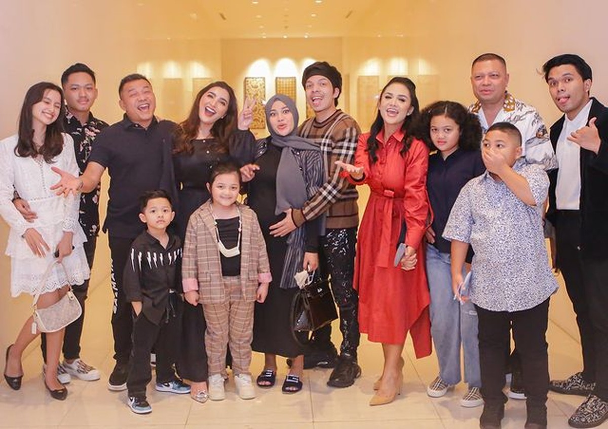 Momen langka keluarga Anang Hermansyah dan keluarga Krisdayanti kumpul makan malam bareng&period; Yuk intip&excl;