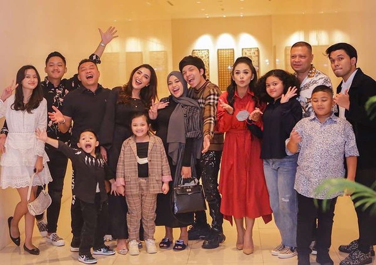 Momen langka keluarga Anang Hermansyah dan keluarga Krisdayanti kumpul makan malam bareng&period; Yuk intip&excl;