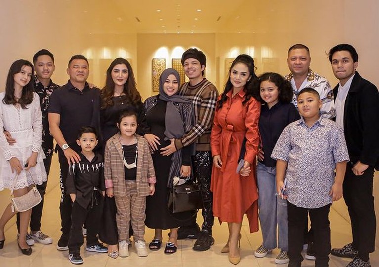 7 Potret Langka Keluarga Anang Hermansyah & Keluarga Krisdayanti Kumpul Bareng Momen langka keluarga Anang Hermansyah dan keluarga Krisdayanti kumpul makan malam bareng. Yuk intip!