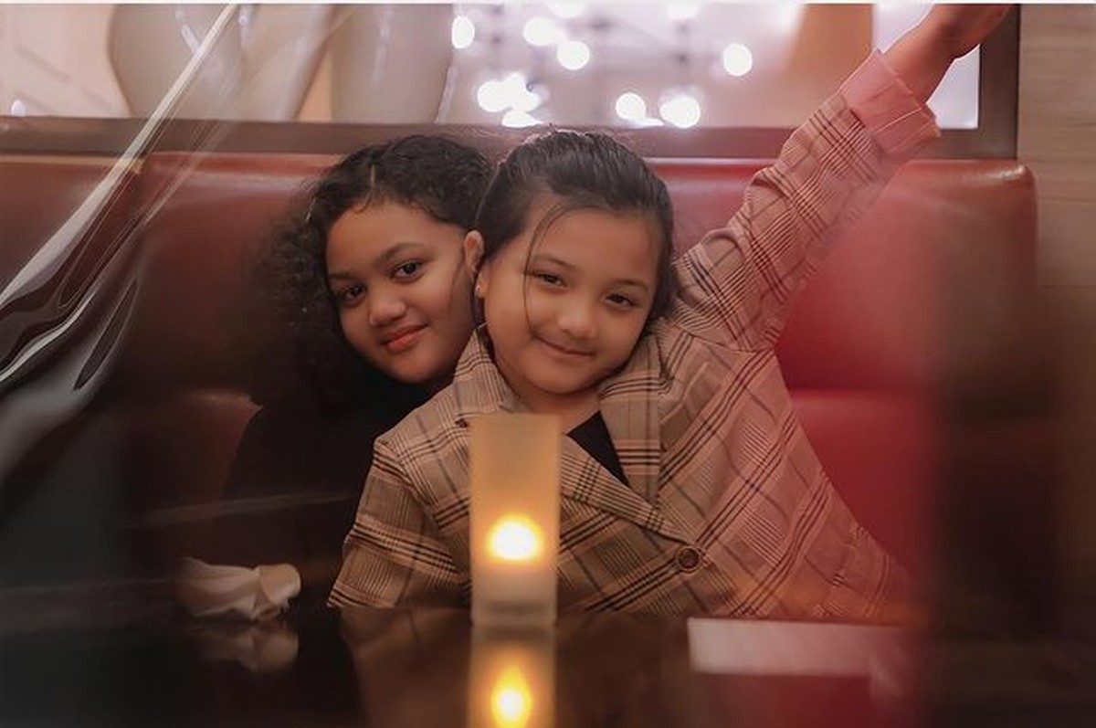 Momen langka keluarga Anang Hermansyah dan keluarga Krisdayanti kumpul makan malam bareng&period; Yuk intip&excl;