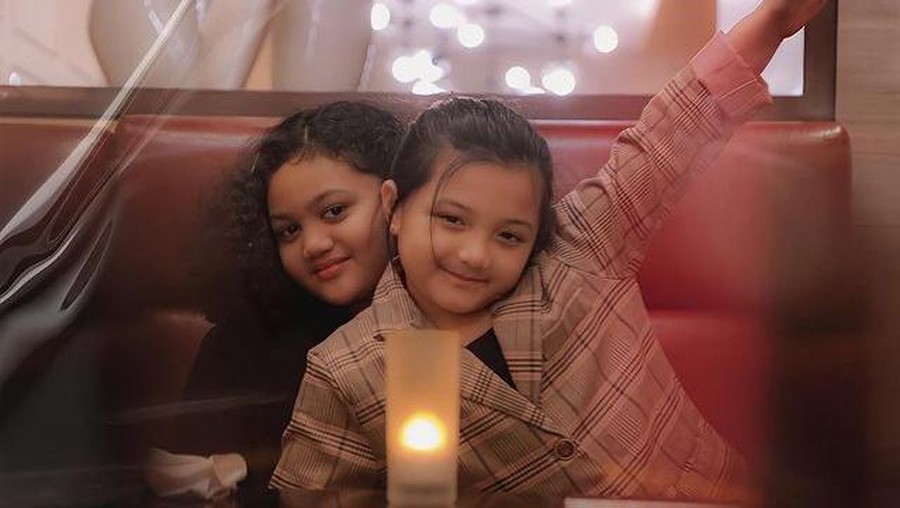 Momen langka keluarga Anang Hermansyah dan keluarga Krisdayanti kumpul makan malam bareng. Yuk intip!