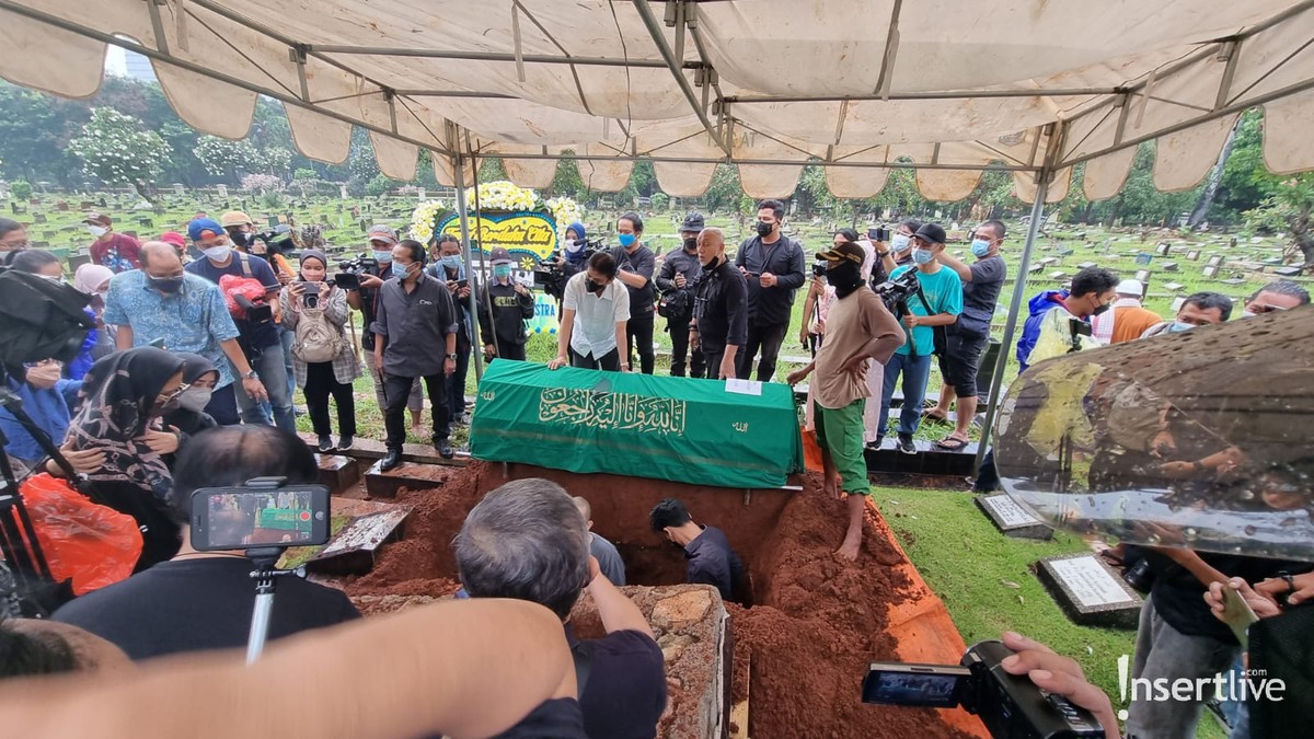 7 Prosesi Haru Pemakaman Oddie Agam Sang Musisi Senior Indonesia