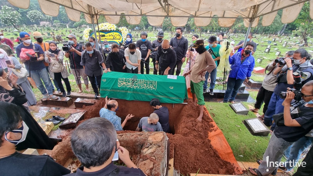 7 Prosesi Haru Pemakaman Oddie Agam Sang Musisi Senior Indonesia