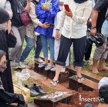 Penuh Tangis Haru, Ini 9 Potret Proses Pemakaman Oddie Agam
