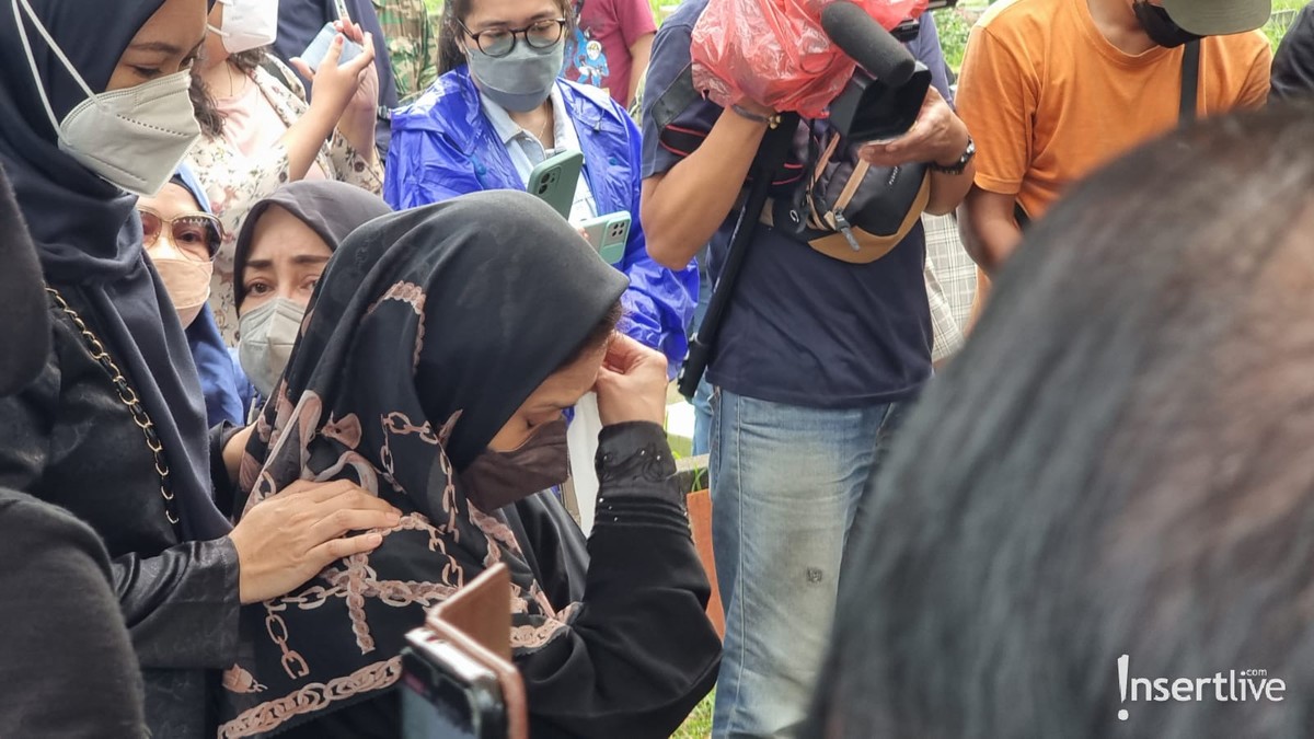 7 Prosesi Haru Pemakaman Oddie Agam Sang Musisi Senior Indonesia