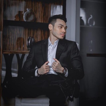 8 Potret Rob Clinton Kardinal, Politisi Muda Calon Suami Chelsea Islan