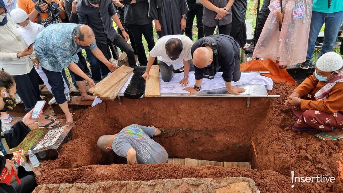 7 Prosesi Haru Pemakaman Oddie Agam Sang Musisi Senior Indonesia