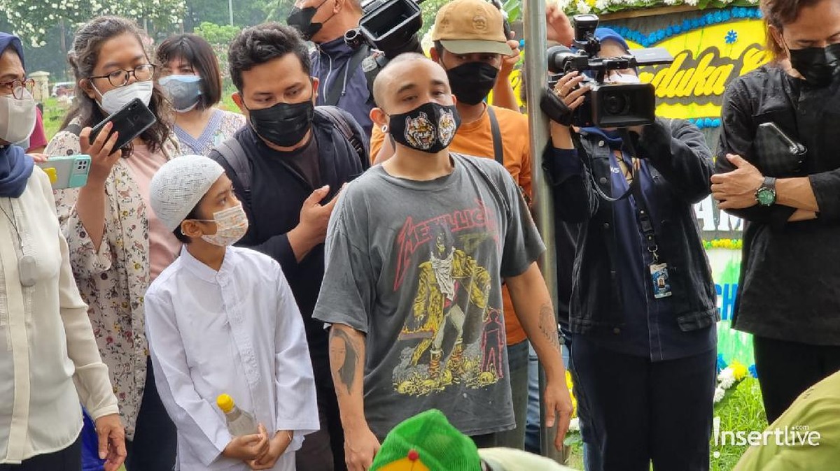 7 Prosesi Haru Pemakaman Oddie Agam Sang Musisi Senior Indonesia