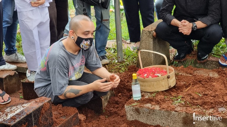 9 Prosesi Haru Pemakaman Oddie Agam Sang Musisi Senior Indonesia 7 Prosesi Haru Pemakaman Oddie Agam Sang Musisi Senior Indonesia