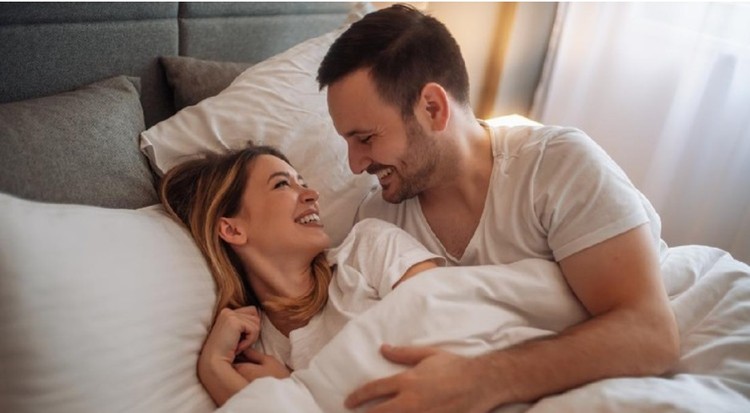 5 Cara Makin Intim dengan Suami dengan Foreplay, Simak Bun! Foreplay merupakan salah satu bagian penting dalam hubungan intim agar tetap terasa nyaman. Seperti apa tips foreplay yang dapat dicoba kali ini?