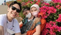 <p>Selain foto berdua, Ben dan Nesya juga tak lupa untuk bagikan kenangan bersama anak mereka, Sienna Ameerah Kasyafani. (Foto: Instagram @nesyanabila)</p>