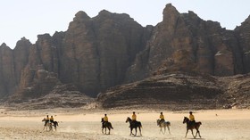 Pulihkan Pariwisata, Yordania Ajak Turis Berkuda di 'Gurun Merah'
