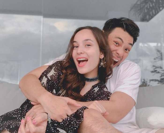 Berbagai potret kebersamaan keduanya pun sering kali dibagikan di laman Instagram masing-masing. Seperti salah satu potretnya ini, dimana Rob Clinton terlihat memeluk Chelsea Islan dengan penuh bahagia. (Foto: Instagram.com/chelseaislan)