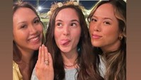 <p>Para sahabat mereka mengabadikan momen di acara lamaran Chelsea dan Rob. Calon suami Chelsea Islan juga membagikan sejumlah foto yang diunggah oleh sahabatnya. (Foto: Instagram @robclintonkardinal)</p>