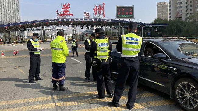 China diam-diam menerapkan lockdown di sekitar Beijing sepekan menjelang Olimpiade. Lockdown yang tak diumumkan di media ini membuat warga bingung jelang Imlek.