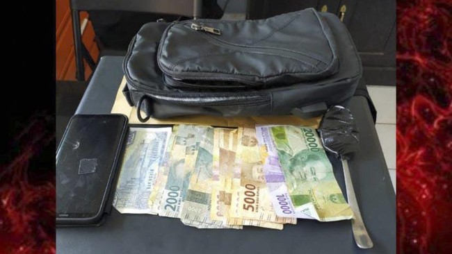 Seorang WNA asal Ukraina kehilangan uang Rp24 juta saat kembali ke vilanya usai berselancar di Bali.