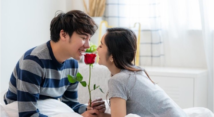 Foreplay merupakan salah satu bagian penting dalam hubungan intim agar tetap terasa nyaman. Seperti apa tips foreplay yang dapat dicoba kali ini?