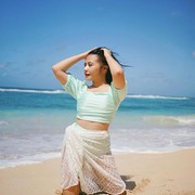 Ide Tampil Stylish Saat Berlibur di Bali ala Prilly Latuconsina