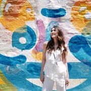 5 Outfit Serba Putih ala Luna Maya Buat Ide Tampil Anggun saat Liburan