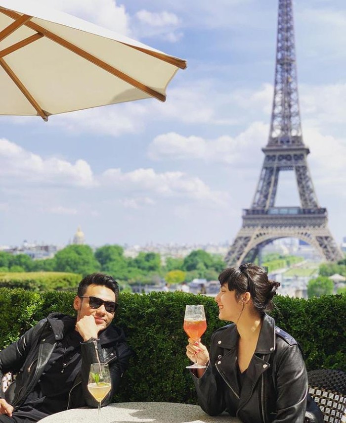 Lalu ada juga potret kebesamaan keduanya saat tengah menikmati suasana Paris, yang dikenal sebagai Kota Romantis di Eropa. Potret keduanya pun makin dipercantik dengan berlatarkan pemandangan Menara Eiffel. (Foto: Instagram/robclintonkardinal)