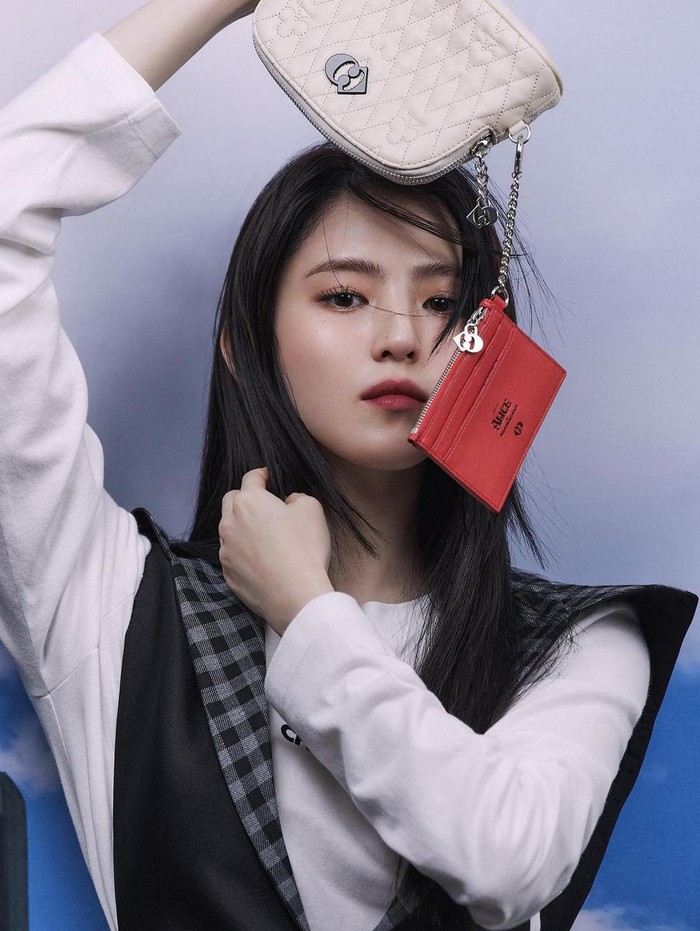 Pada Rabu, (27/10) lalu, Han So Hee memposting potret dirinya melalui laman Instagram dengan gaya yang modis dan chic. Sang aktris pun menandai akun brand Lucky Chouette dalam postingannya tersebut./Foto: instagram.com/xeesoxee