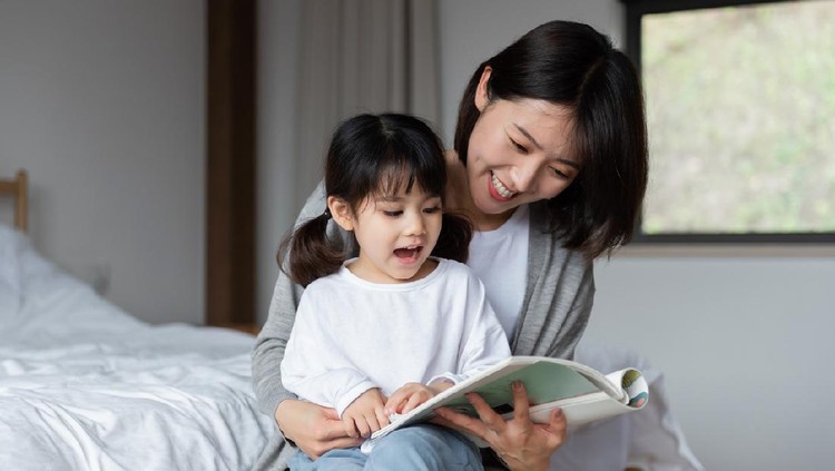 Ilustrasi ibu dan anak membaca buku