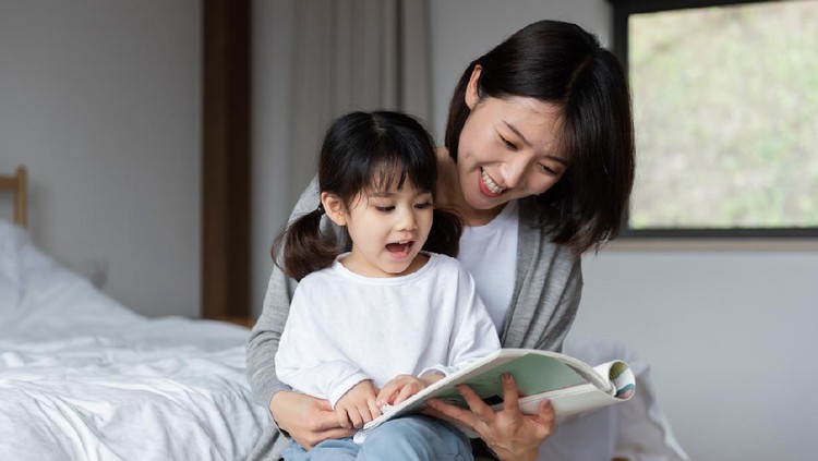 Ilustrasi ibu dan anak membaca buku Ilustrasi ibu dan anak membaca buku
