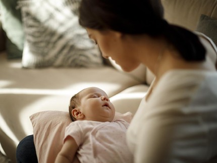 4 Alasan Mengapa Bunda Tetap Perlu Membangunkan Bayi untuk Menyusu