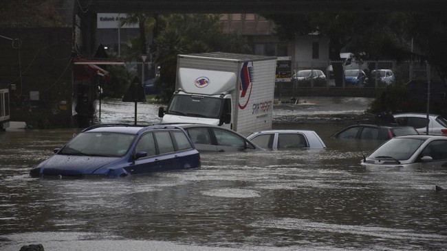 Wilayah Sisilia, Italia, diterjang banjir bandang menyebabkan dua orang meninggal dunia.