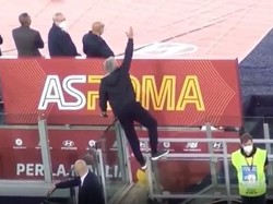 Aksi Panjat Pagar Mourinho Berikan Instruksi ke Pemain AS Roma