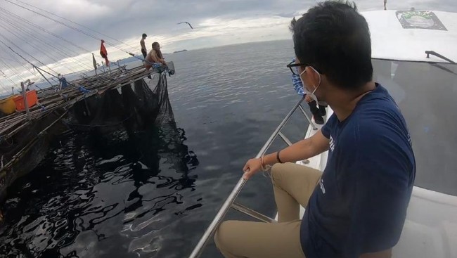 Menparekraf Sandiaga Uno mendapatkan pengalaman unik dalam kunjungan ke Papua Barat, Selasa (26/10). Tak diduga, dia bertemu dengan seekor hiu paus.