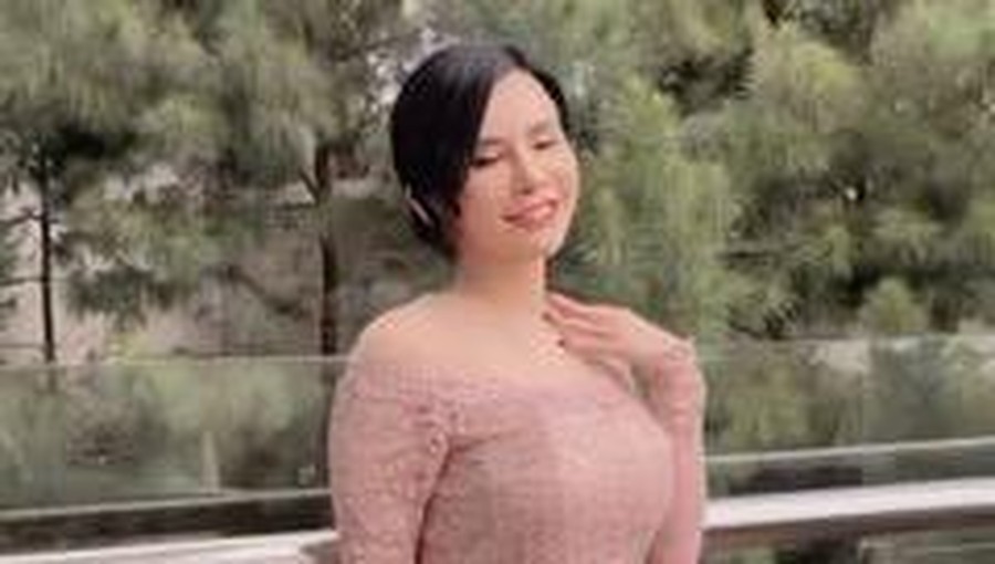 Maria Vania kerap tampil seksi dan terbuka, namun ia bikin pangling saat pakai kebaya sangat anggun. Yuk intip potretnya!