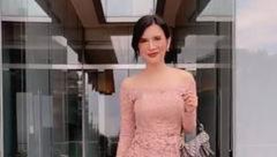 Maria Vania kerap tampil seksi dan terbuka, namun ia bikin pangling saat pakai kebaya sangat anggun. Yuk intip potretnya!