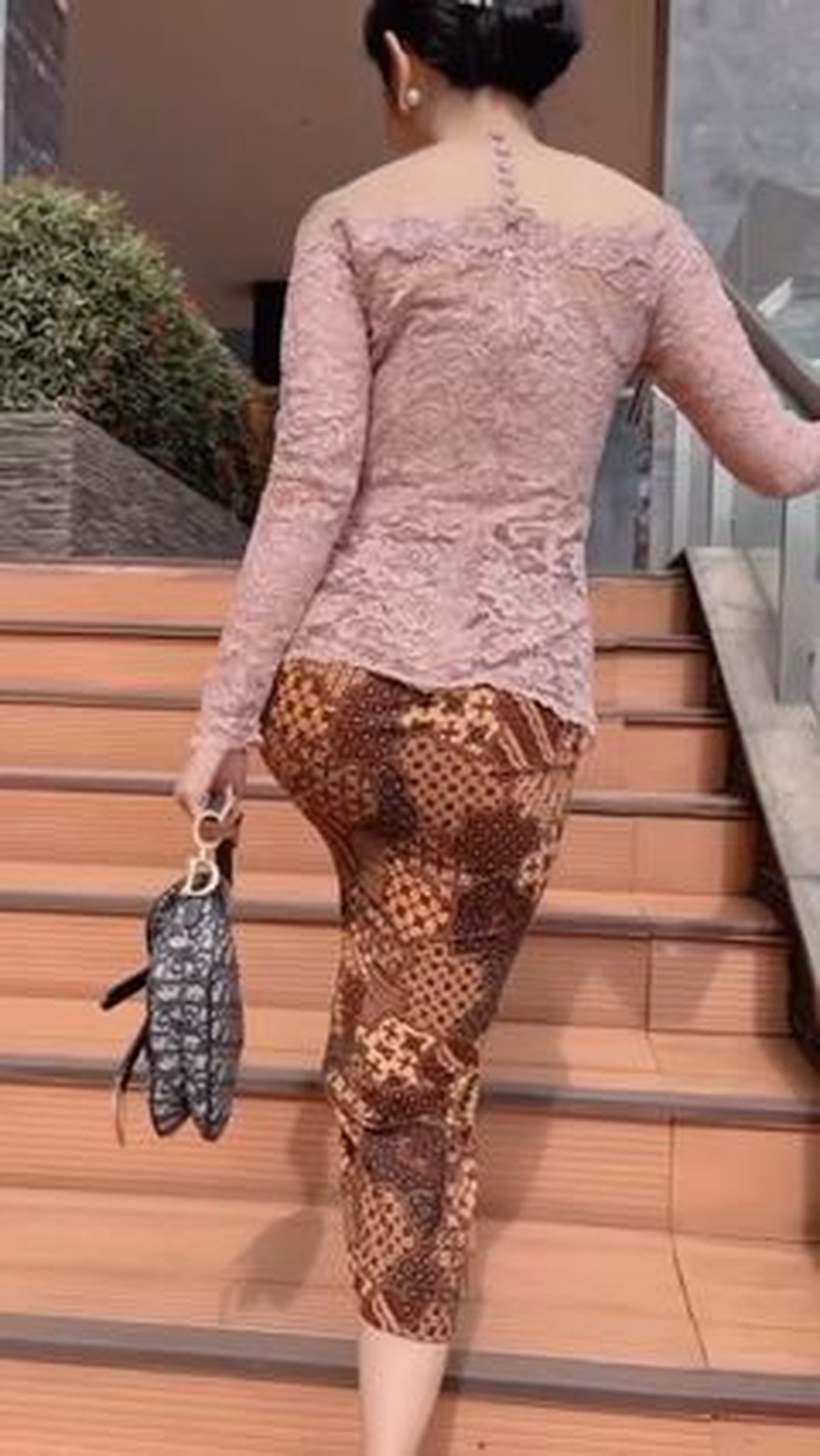 Maria Vania kerap tampil seksi dan terbuka&comma; namun ia bikin pangling saat pakai kebaya sangat anggun&period; Yuk intip potretnya&excl;
