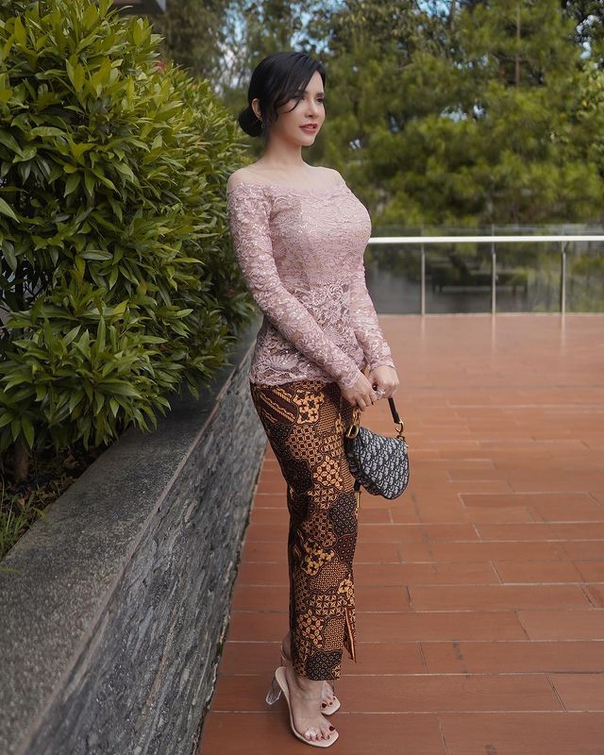 Maria Vania kerap tampil seksi dan terbuka&comma; namun ia bikin pangling saat pakai kebaya sangat anggun&period; Yuk intip potretnya&excl;
